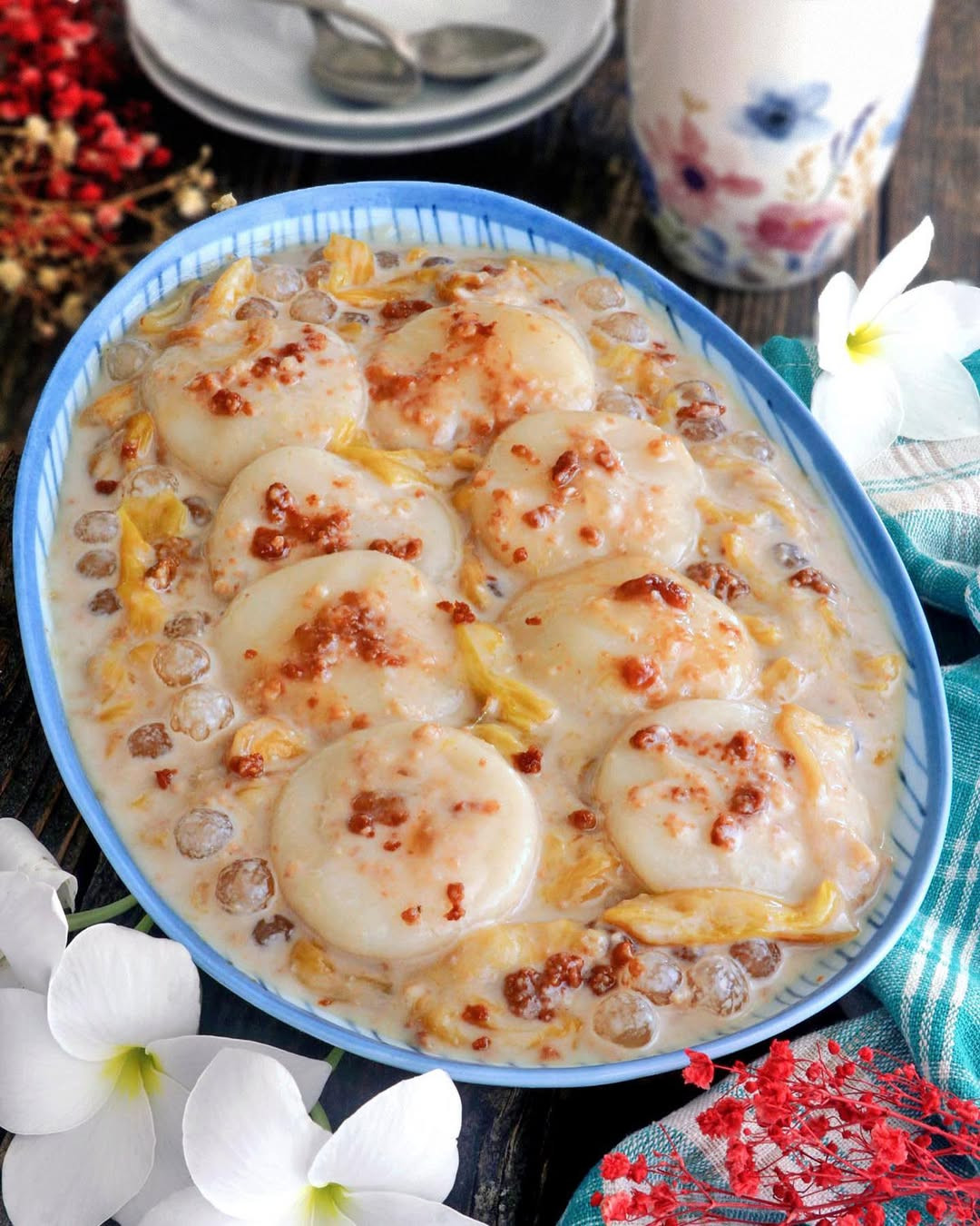 Jackfruit’s fragrance and coconut milk enrich this layered steamed cake with tropical character (Photo: foxyfolksy/Instagram)