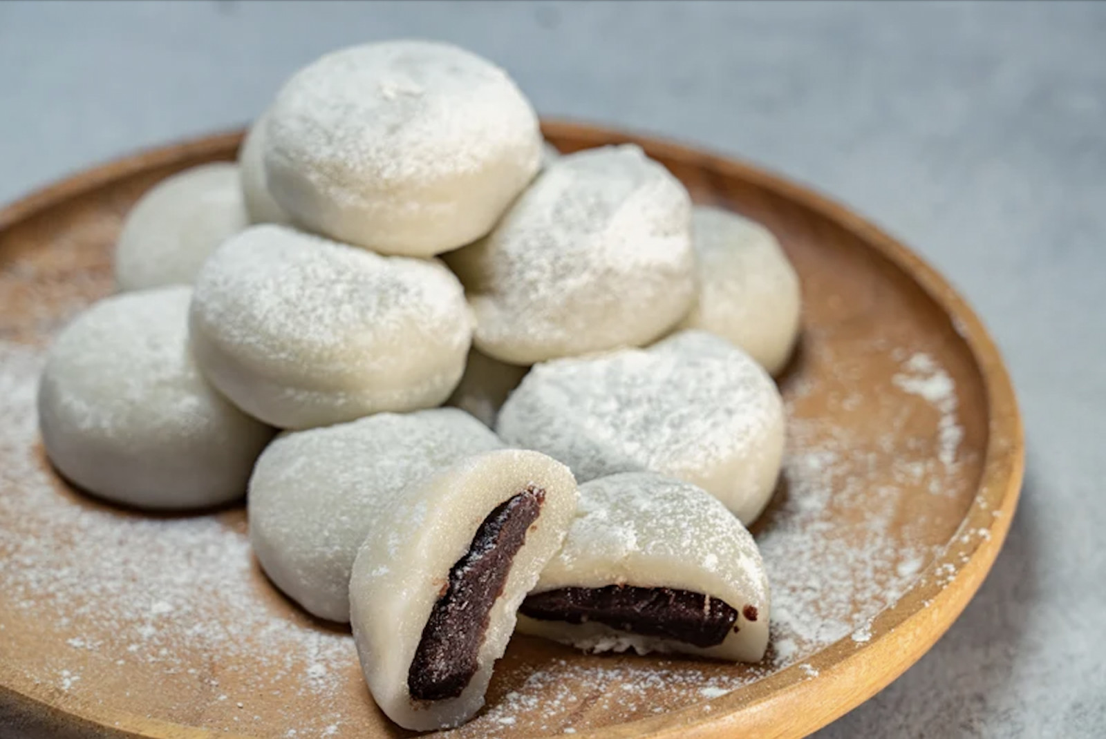 Ground mugwort lends a herbal edge to this chewy rice cake, balanced by sweet red bean and soybean powder (Photo: Visit Korea)