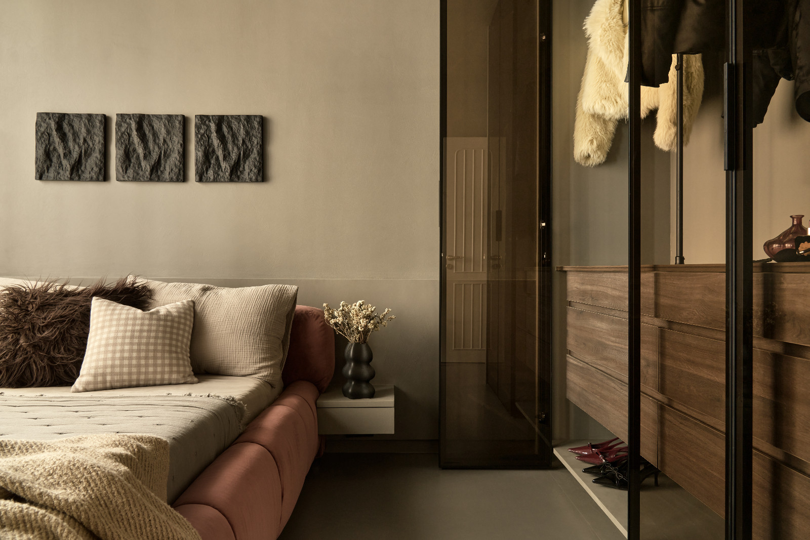 The bedroom of a Mumbai, India apartment designed by Dusq Studio