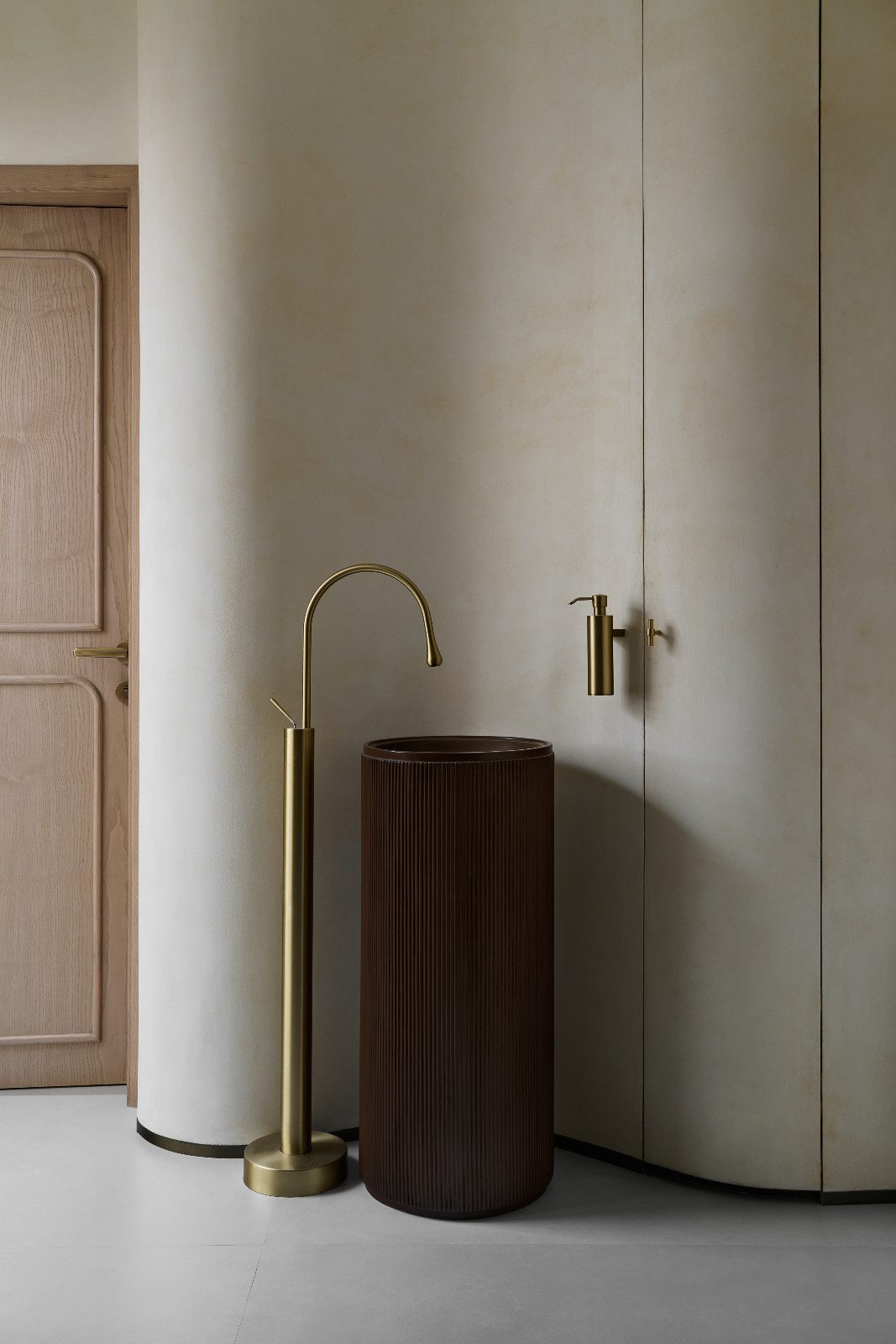 The ensuite bathroom of a family apartment in Mumbai, India designed by Dusq Studio
