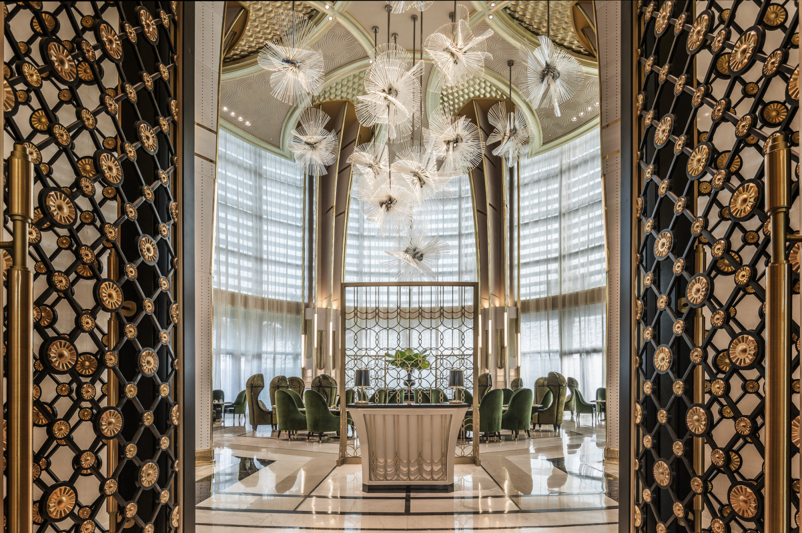 Interior restoran Palm Court di Four Seasons Hotel Jakarta