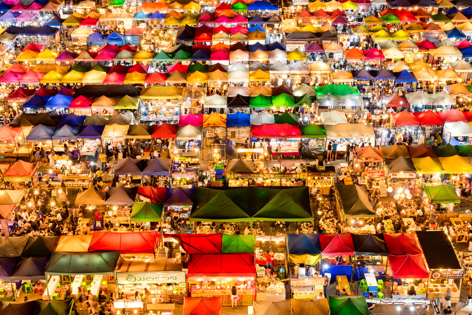ตลาดนัดกลางคืนจตุจักร ครองแชมป์ตลาดนัดที่นักเดินทางอยากปักหมุดมาเยือนมากที่สุดในโลก ประจำปี 2026 จากผลสำรวจของ Travelbag (ภาพ: segawa7 / iStock)