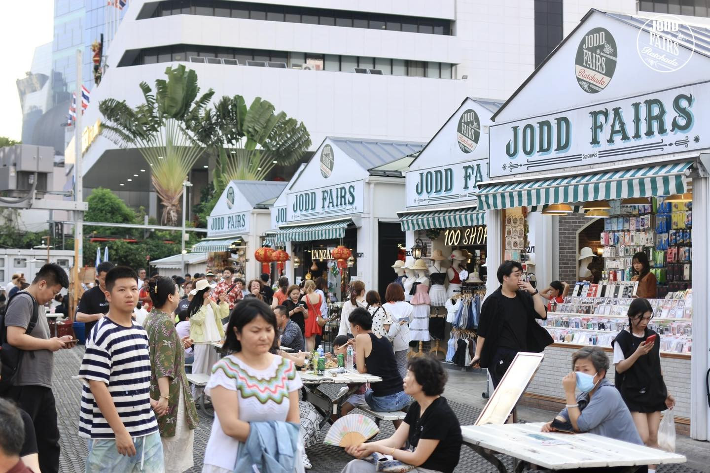จ๊อดแฟร์ ตลาดนัดกลางคืนบนถนนรัชดาภิเษก (ภาพ: Facebook / Jodd Fairs Ratchada : จ๊อดแฟร์ รัชดา)