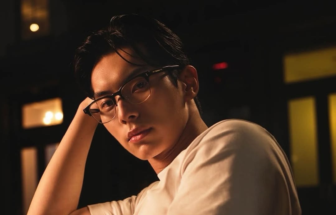 Off screen, Lee Chae-min keeps his wardrobe simple but precise, showing how a few key pieces can define a modern, effortless look (Photo: Lee Chae Min/Instagram)