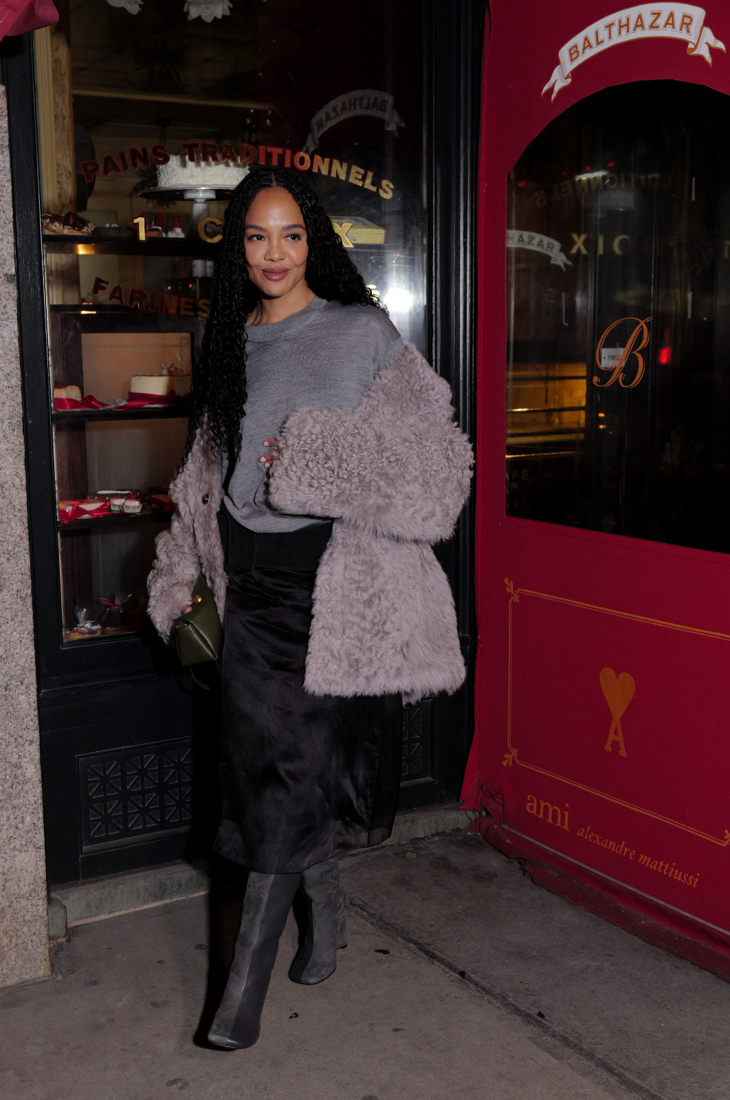 Tessa Thompson di acara ami Paris yang berkolaborasi bersama Balthazar