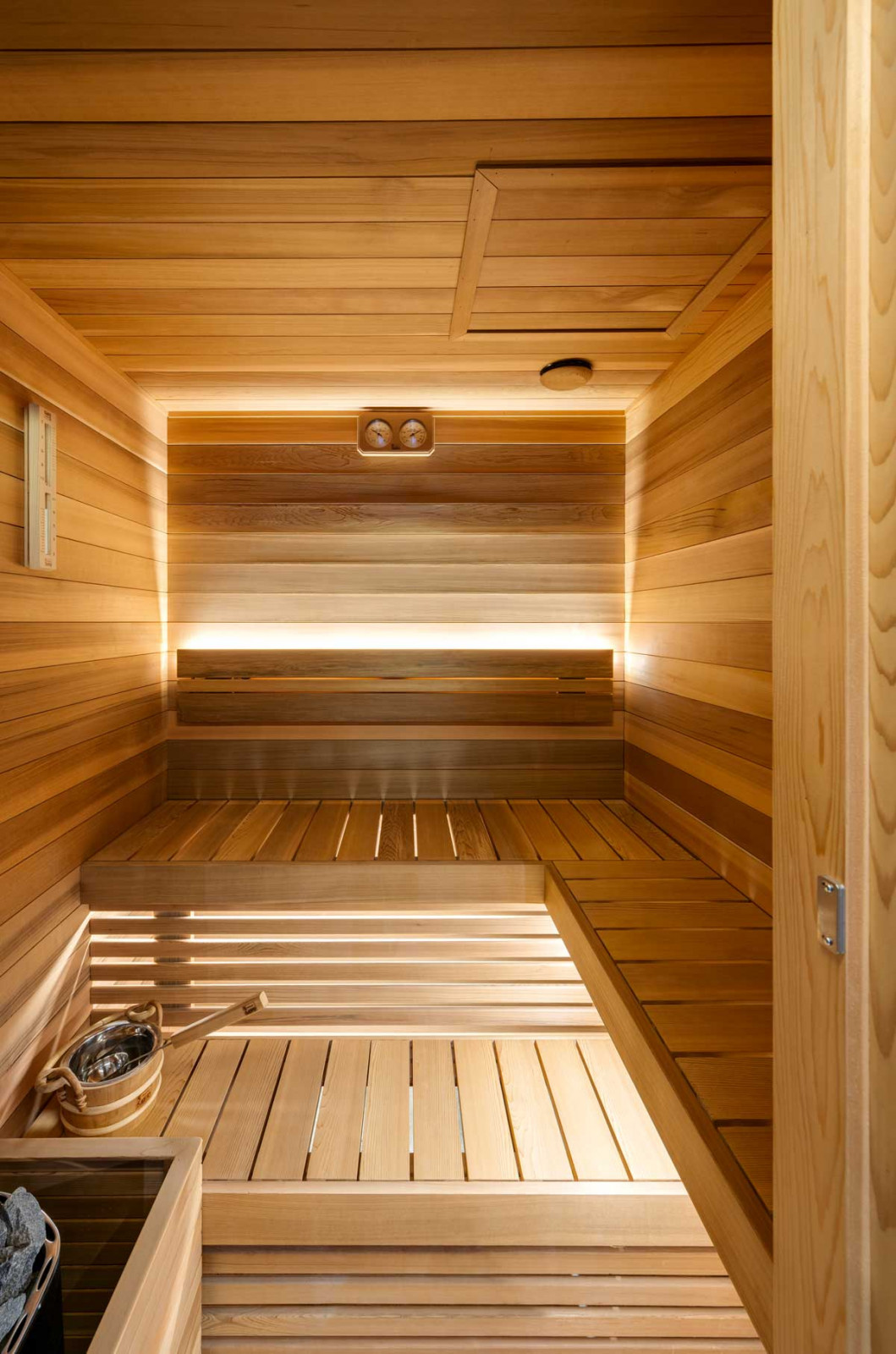 The sauna was constructed with Canadian cypress wood, which is warp-resistant and has a pleasant aroma
