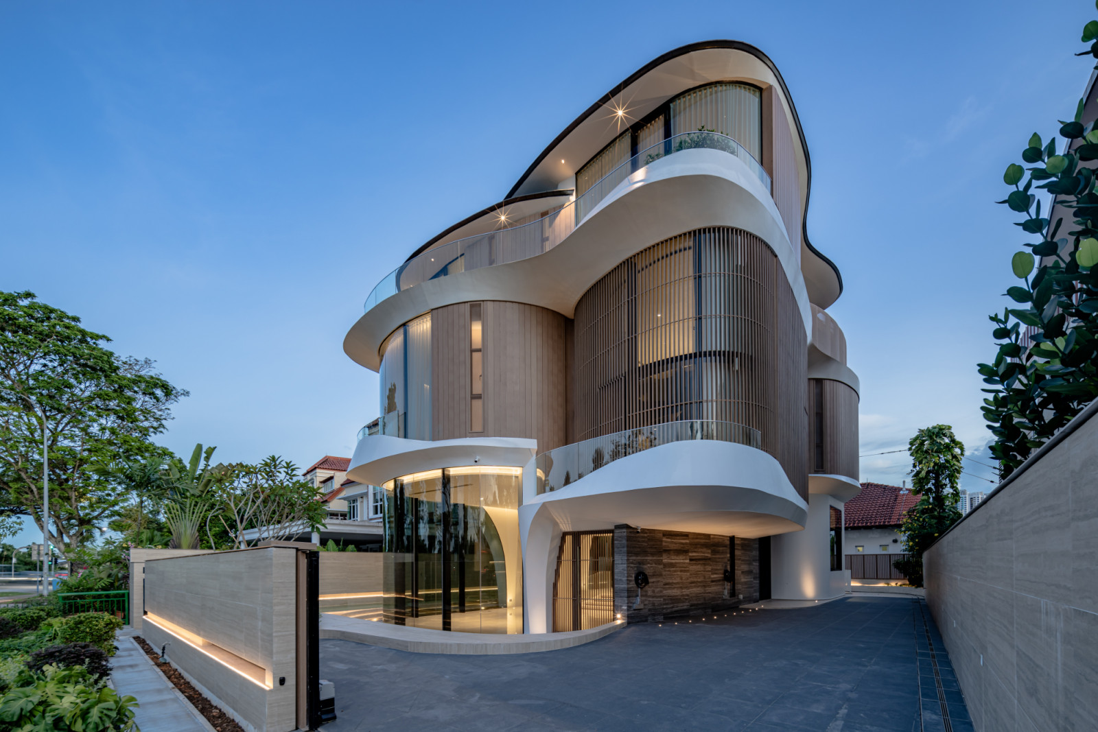 The Holland Road House by Ehka Architects lit by Light Collab to highlight its curves. (Photo: Shiya Creative Studio)