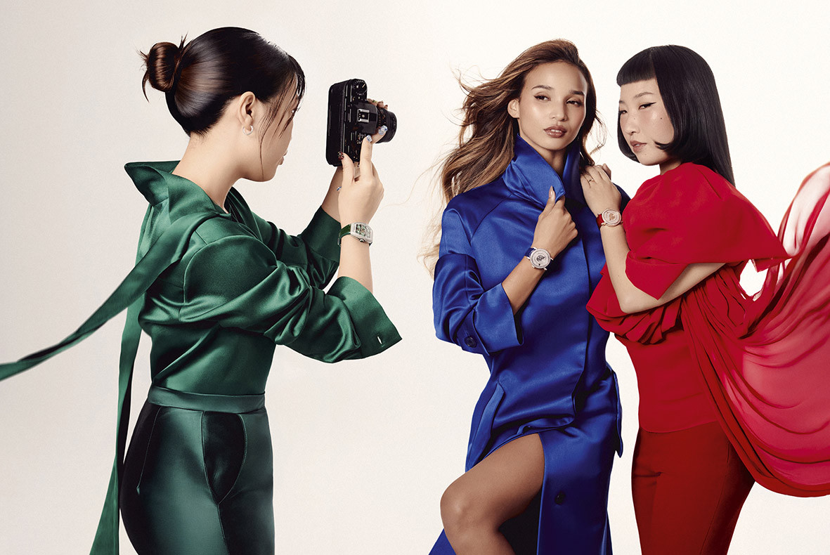From far left: Linying
wears Isabel Sanchis
shirt, trousers at enVie
de Pois, Franck Muller
Vanguard Curvex
Cut Flower watch
set with emeralds
and diamonds; Iman
wears Akris coat at
enVie de Pois, Franck
Muller Round Triple
Mystery watch set
with sapphires and
diamonds; Weish
wears Isabel Sanchis
top, trousers at enVie
de Pois, Franck Muller
Round Triple Mystery
Baguette watch
set with rubies and
diamonds