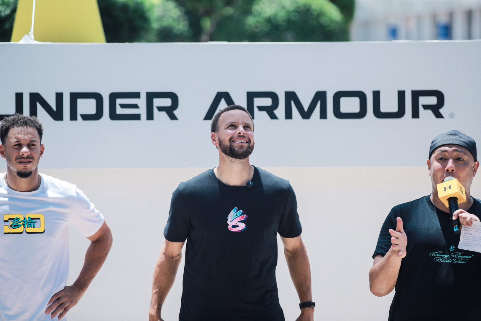 NBA superstar Stephen Curry (C), NBA free agent Seth Curry (L) attend a fan meeting during Curry Brand's 10th Anniversary Asia Tour on August 18, 2025 in Chongqing, China. NBA basketball superstar Stephen Curry from the Golden State Warriors headed to Chongqing, China, his only Asian stop for a 3-day brand event, featuring the world's first CURRY CON fan convention and Asia's debut Curry Camp. (Photo by You Fang/VCG via Getty Images)