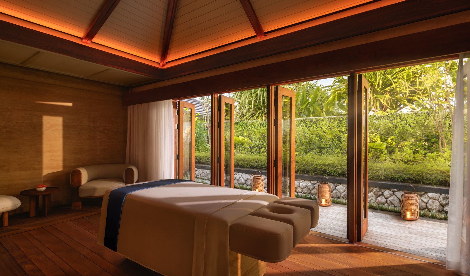 Nikmati keheningan lanskap tropis Bali dari treatment room