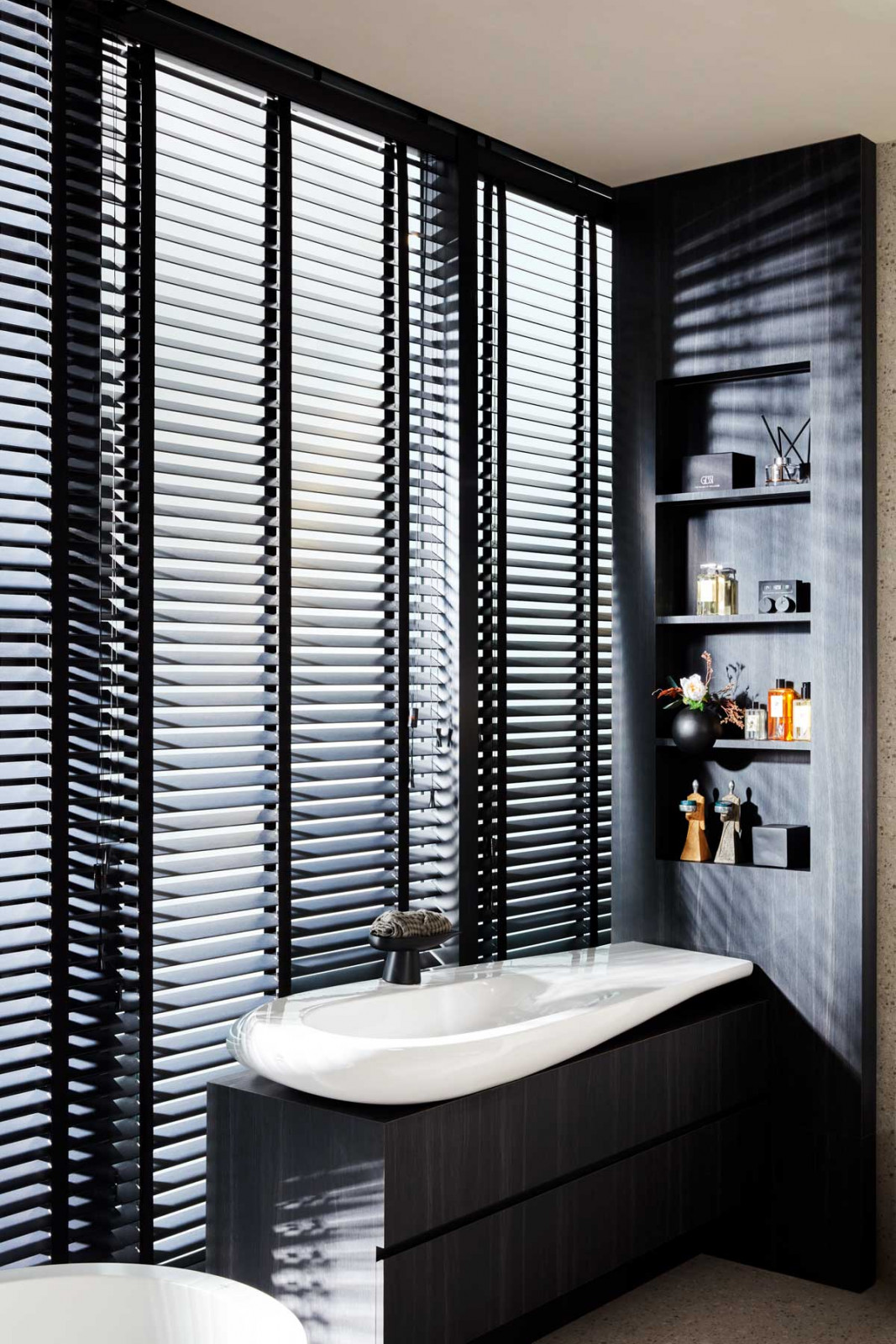 The aerodynamic design of the Alessi One basin from Laufen brings a touch of elegance into this contemporary bathroom setting