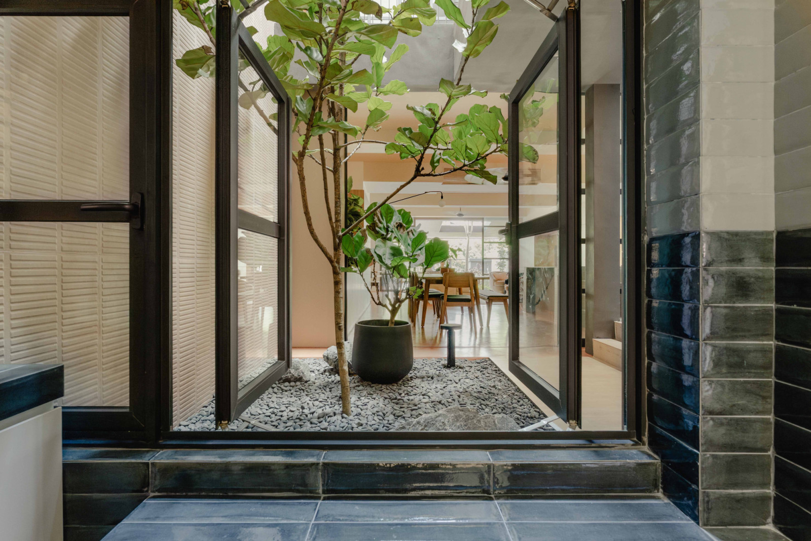 On the Giant Roof House’s first storey, a seat in the powder room lets one engage with the courtyard
