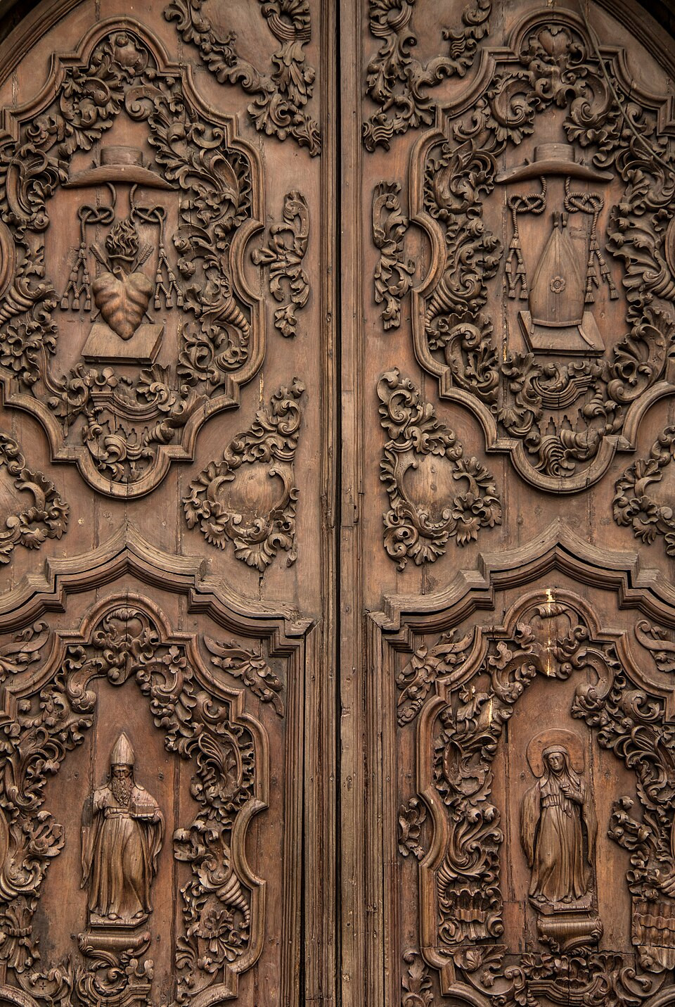 Door details in San Agustin Church, Intramuros, Philippines (Photo: Wikimedia Commons)