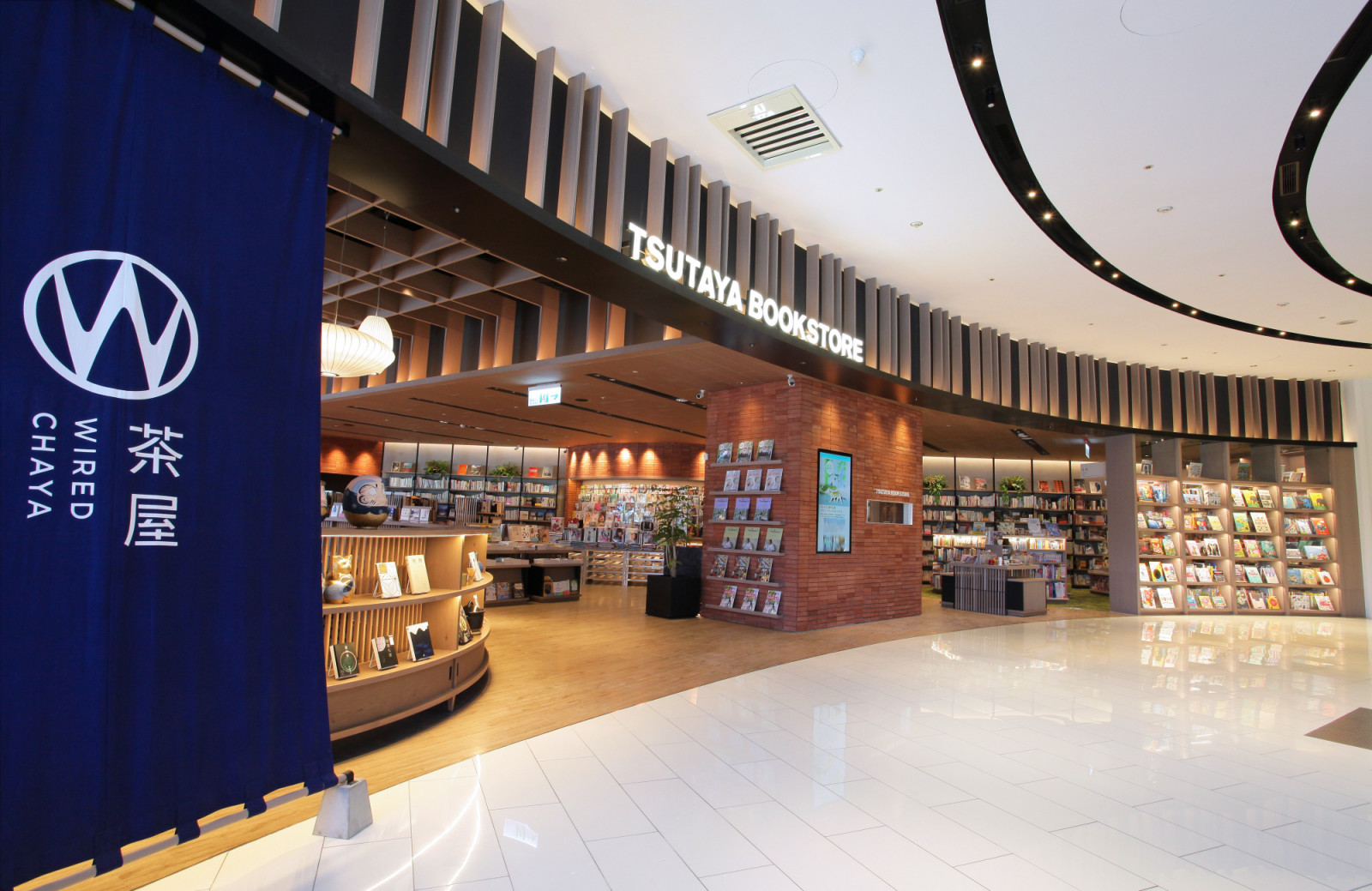 Tsutaya is a spacious concept from Japan where curated shelves, design titles and coffee come together in the city centre (Photo: Reuntex)