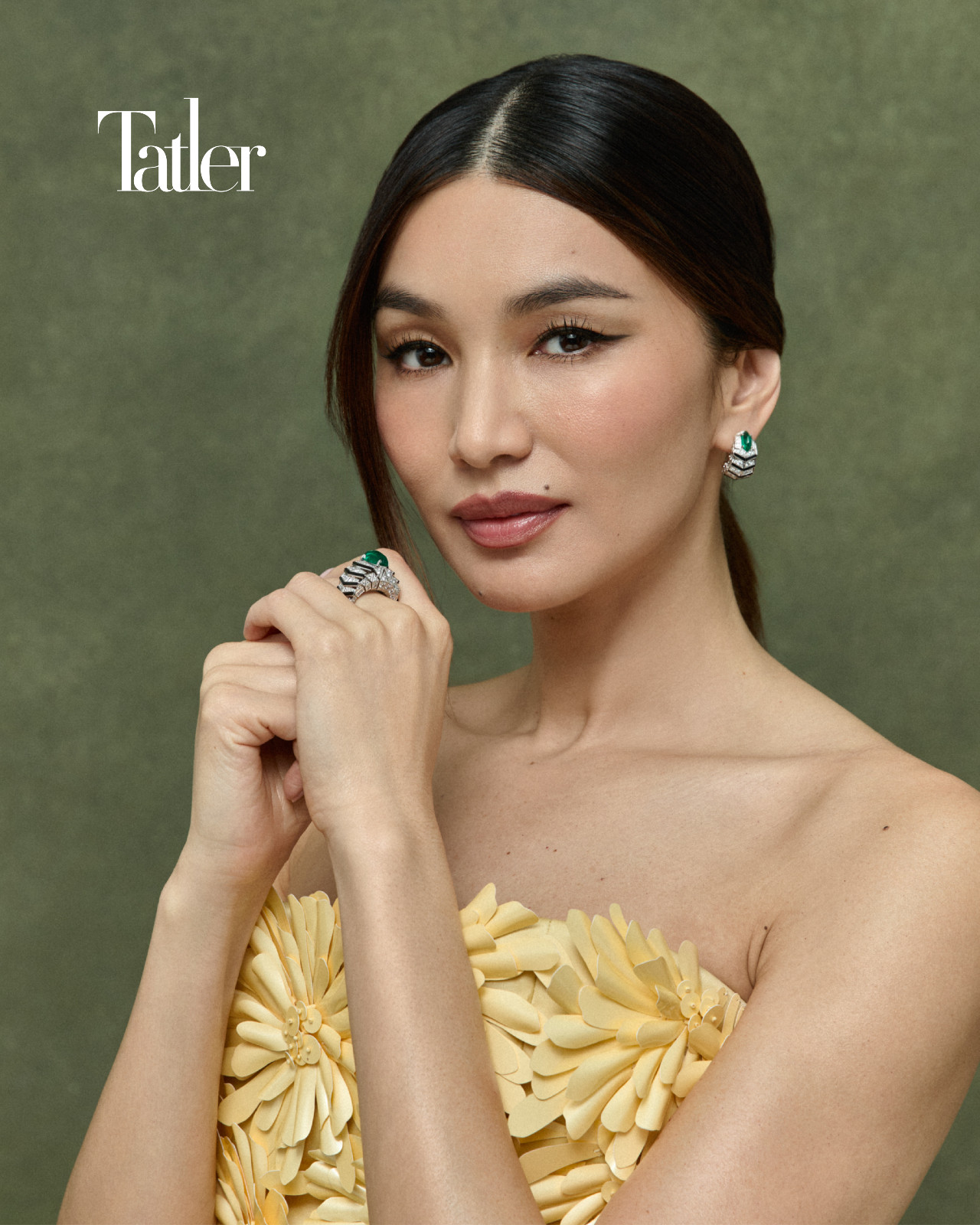 Gemma Chan佩戴 En Équilibre 頂級珠寶系列Axialis 耳環及戒指 both by Cartier;花朵裝飾洋裝 by Balenciaga (Photography by Carlos Teixieira)