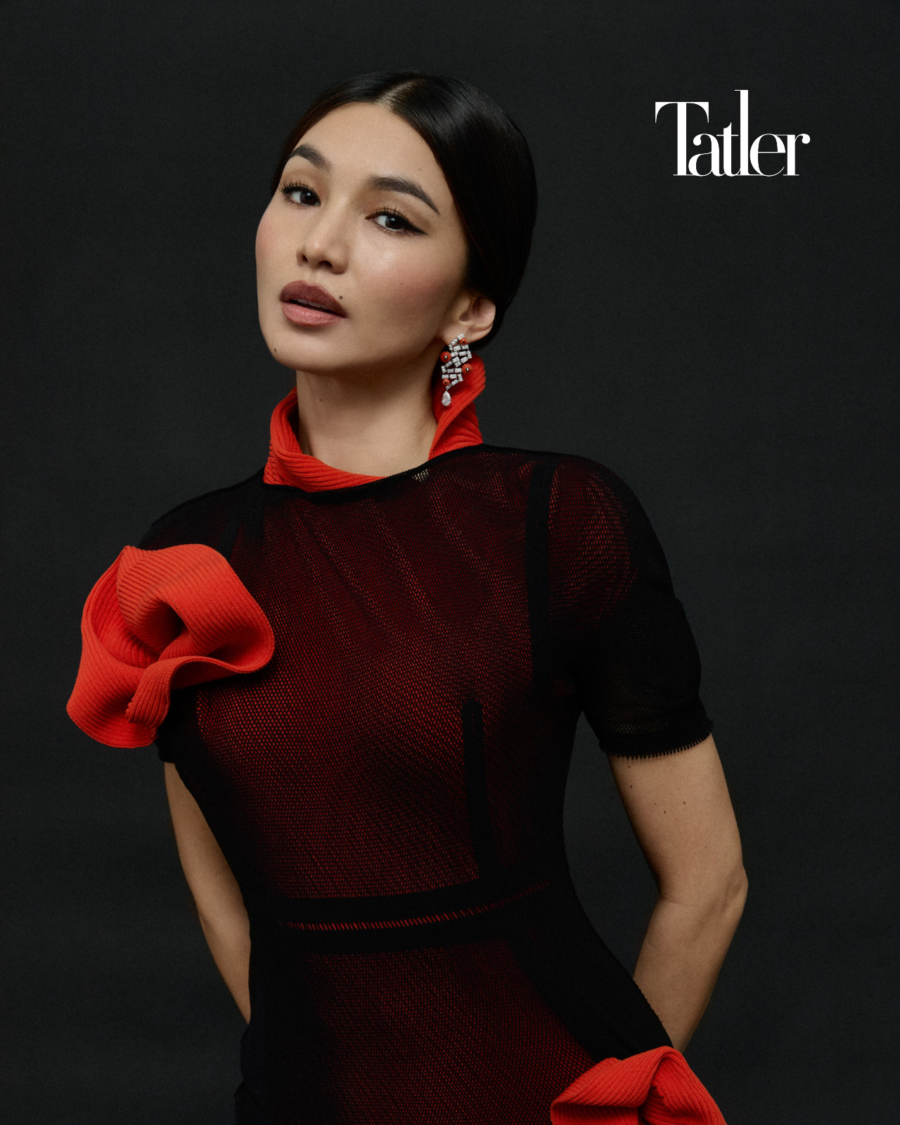 Gemma Chan佩戴 En Equilibre頂級珠寶系列Moonga 耳環 by Cartier;兩件式雙色洋 裝 by Issey Miyake (Photography by Carlos Teixieira)