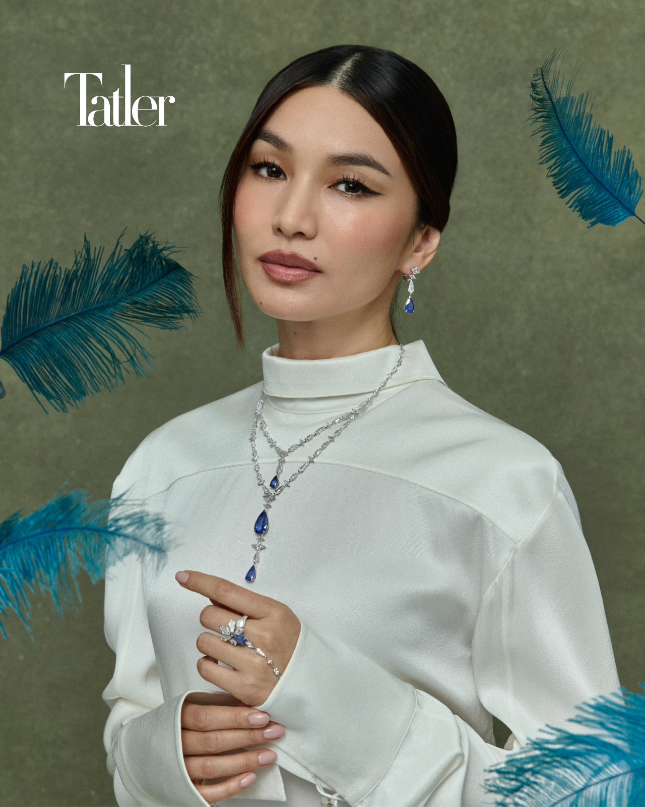 En Equilibre 頂級珠寶系 列 Parcae 項鍊、手鍊 及耳環 all by Cartier: 絲質襯衫、長褲 both by Louis Vuitton (Photography by Carlos Teixieira)(Photography by Carlos Teixieira)