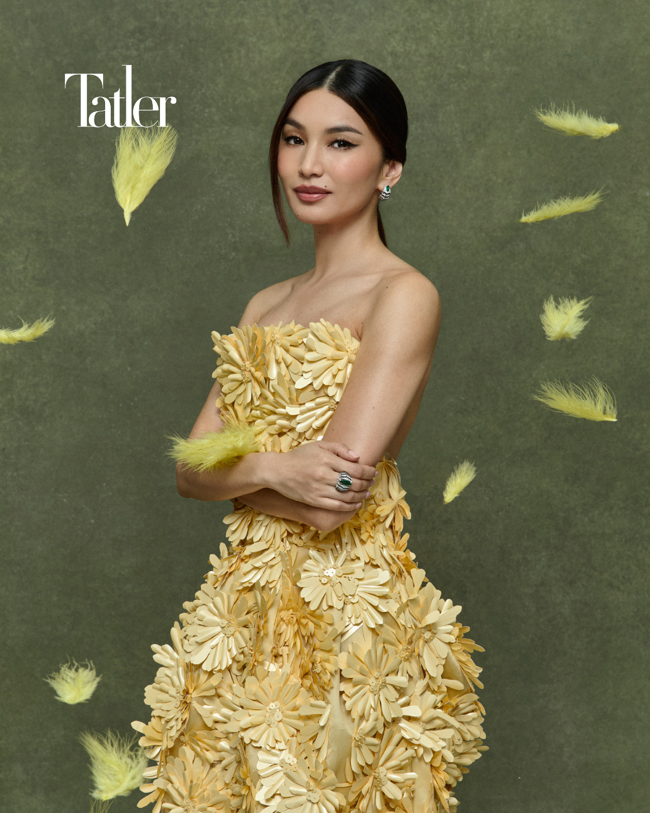 Gemma Chan佩戴 En Équilibre 頂級珠寶系列Axialis 耳環及戒指 both by Cartier;花朵裝飾洋裝 by Balenciaga (Photography by Carlos Teixieira)