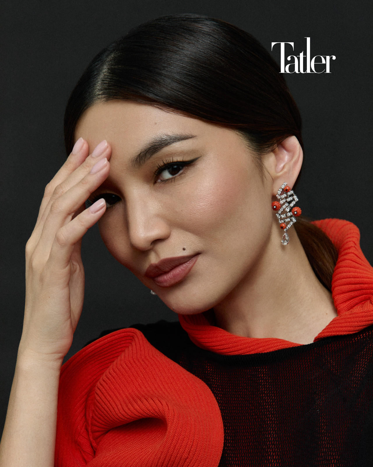 Gemma Chan佩戴 En Equilibre頂級珠寶系列Moonga 耳環 by Cartier;兩件式雙色洋 裝 by Issey Miyake (Photography by Carlos Teixieira)