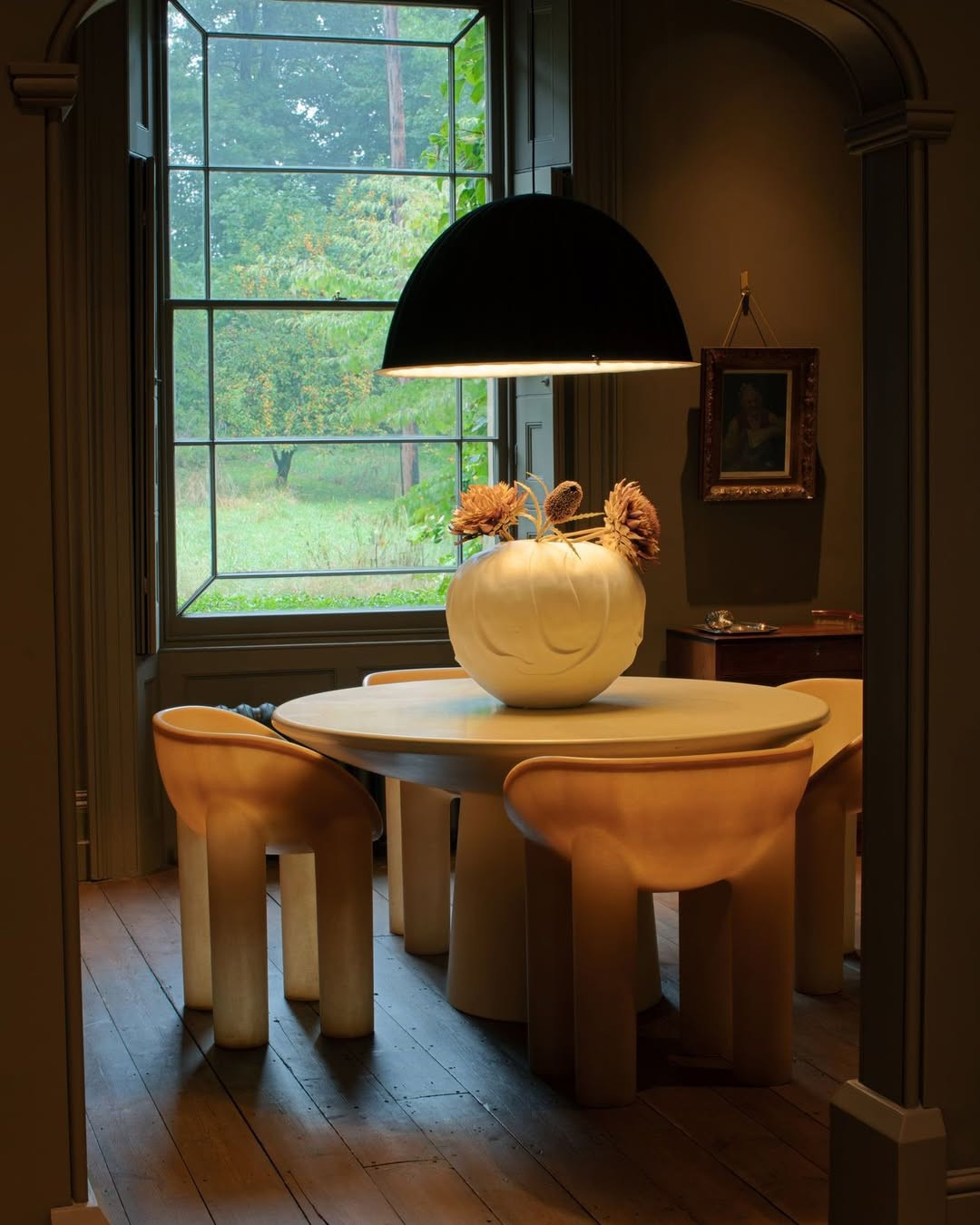 The Roly-Poly Dining Table and Chairs constructed with raw fibreglass in creamy tone (Photo: Instagram / @t_o_o_g_o_o_d)