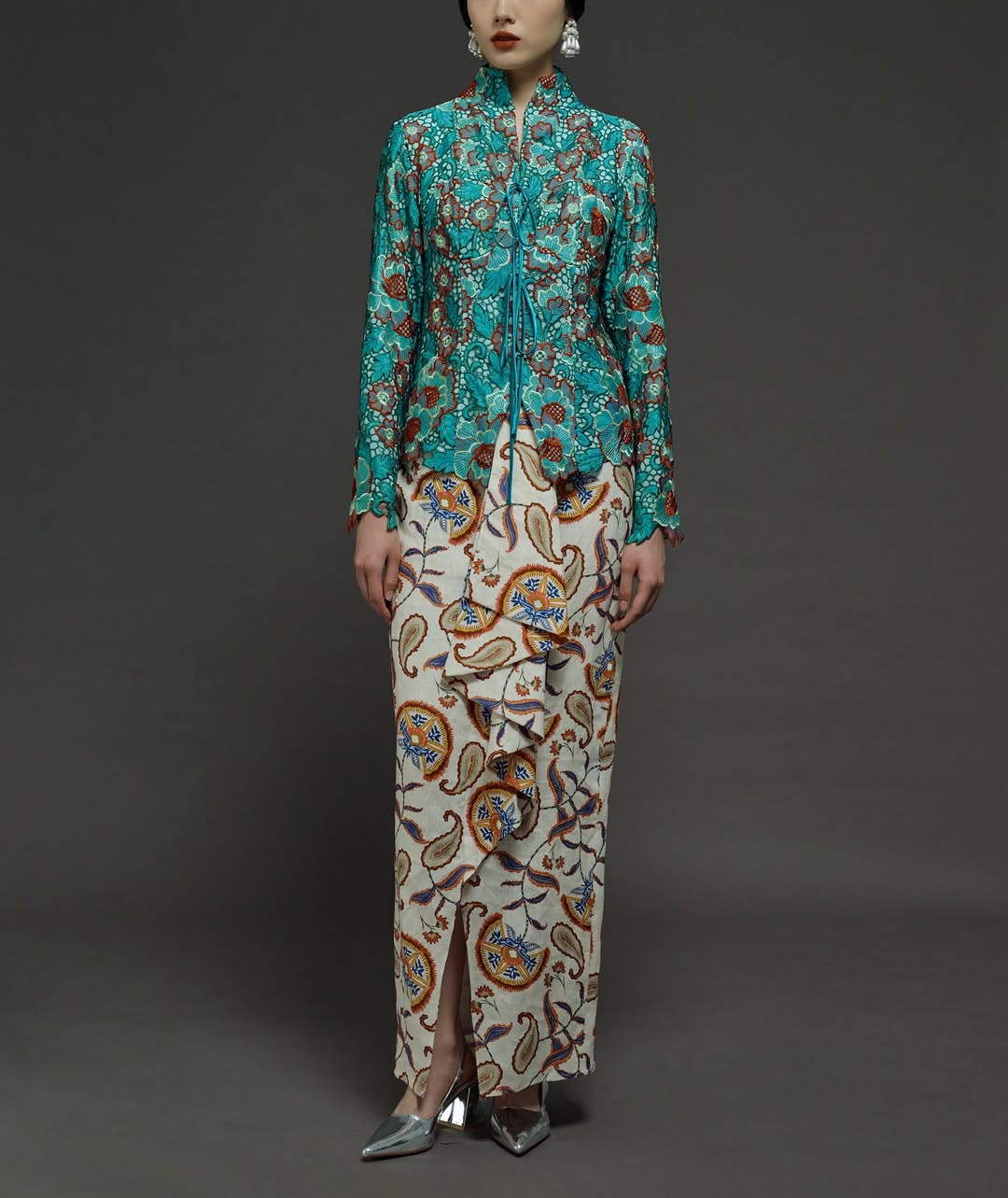 Nyonya laced kebaya paired with their Ruffled print skirt. (Photo: @ezzatiamira__ / Instagram)