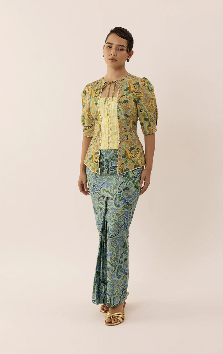 The TROVE Linen Kebaya Set in Fusion. (Photo: Hani Mokhta)