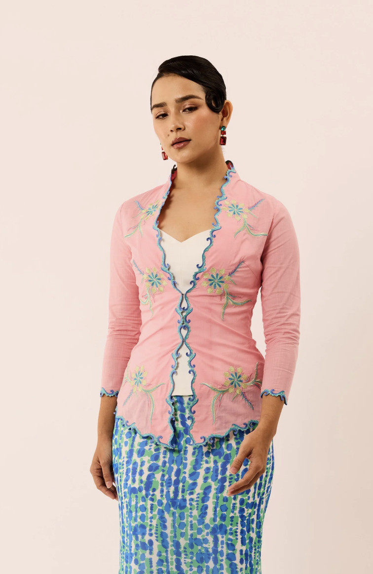 The BECOMING Kebaya Blouse in Rosa. (Photo: Hani Mokhta)