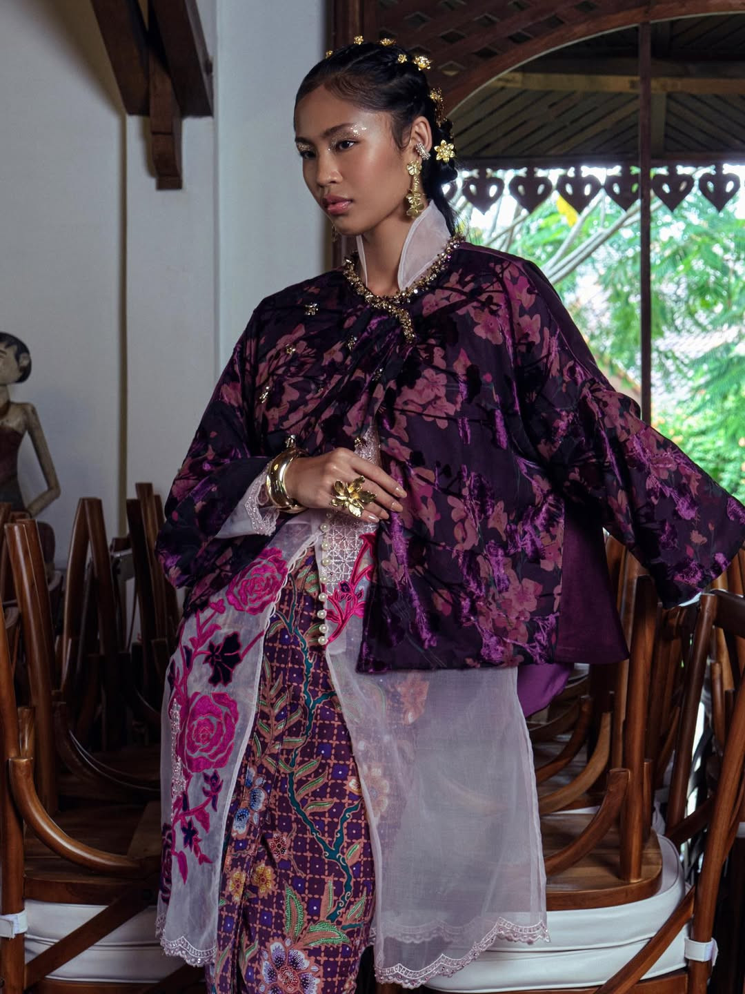 The purple Manika top layered with the Kawung top in soft pink. (Photo: batika.kebaya/ Instagram)