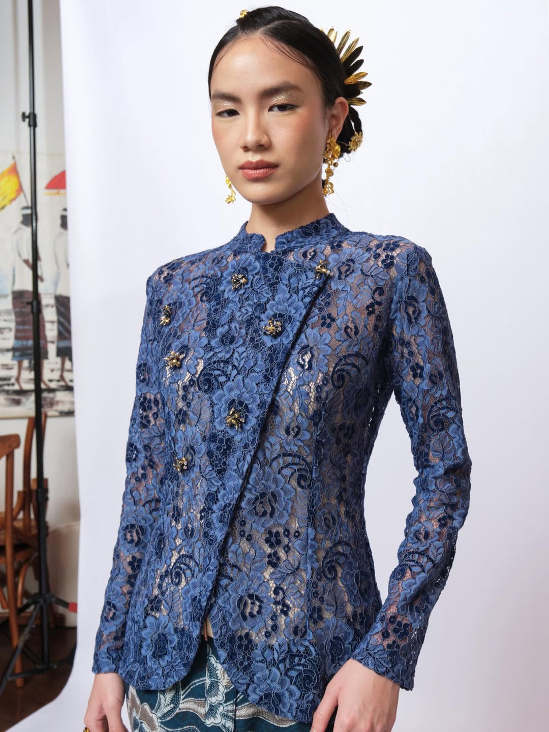 Nila Janggan top in blue. (Photo: @batika.kebaya/ Instagram)