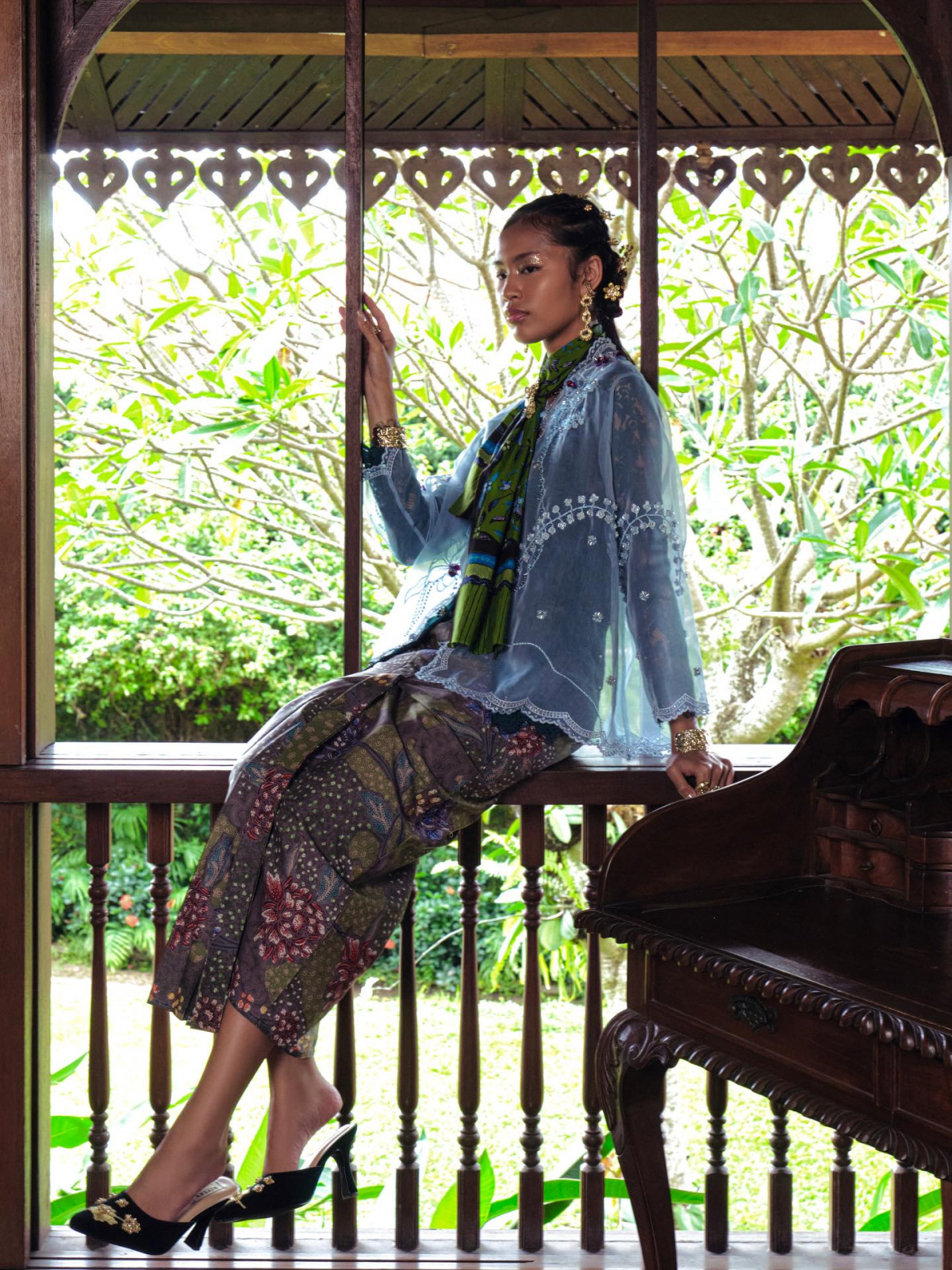 Semaian top in blue. (Photo: @batika.kebaya/ Instagram)