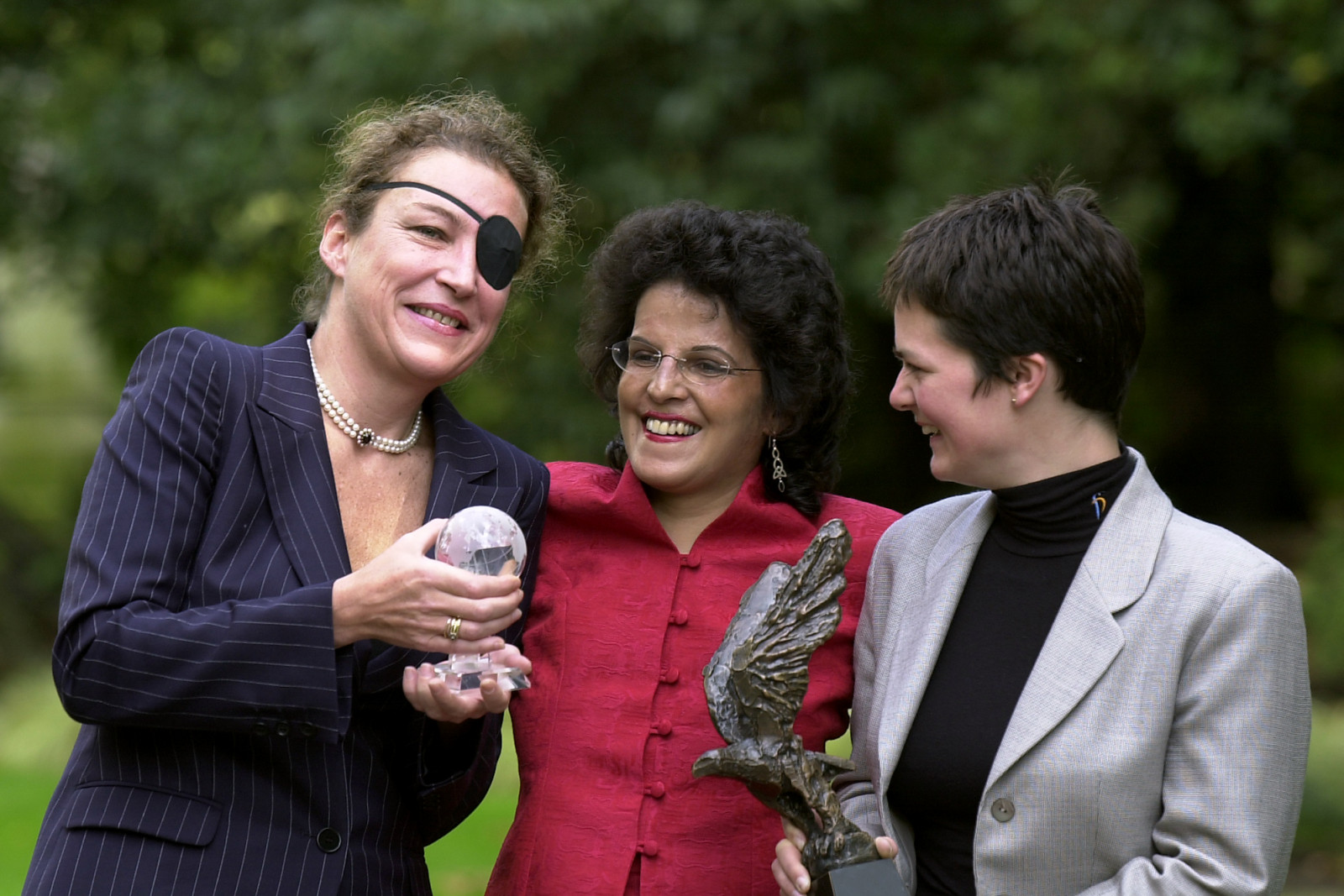 Sunday Times correspondent Marie Colvin, Pam Warren, a survivor of the Paddington train crash in October 1999, and professional yachtswoman Ellen MacArthur, during the 'Women of the year Lunch 2001' at the Savoy Hotel in London. (Photo by John Stillwell/PA Images via Getty Images)