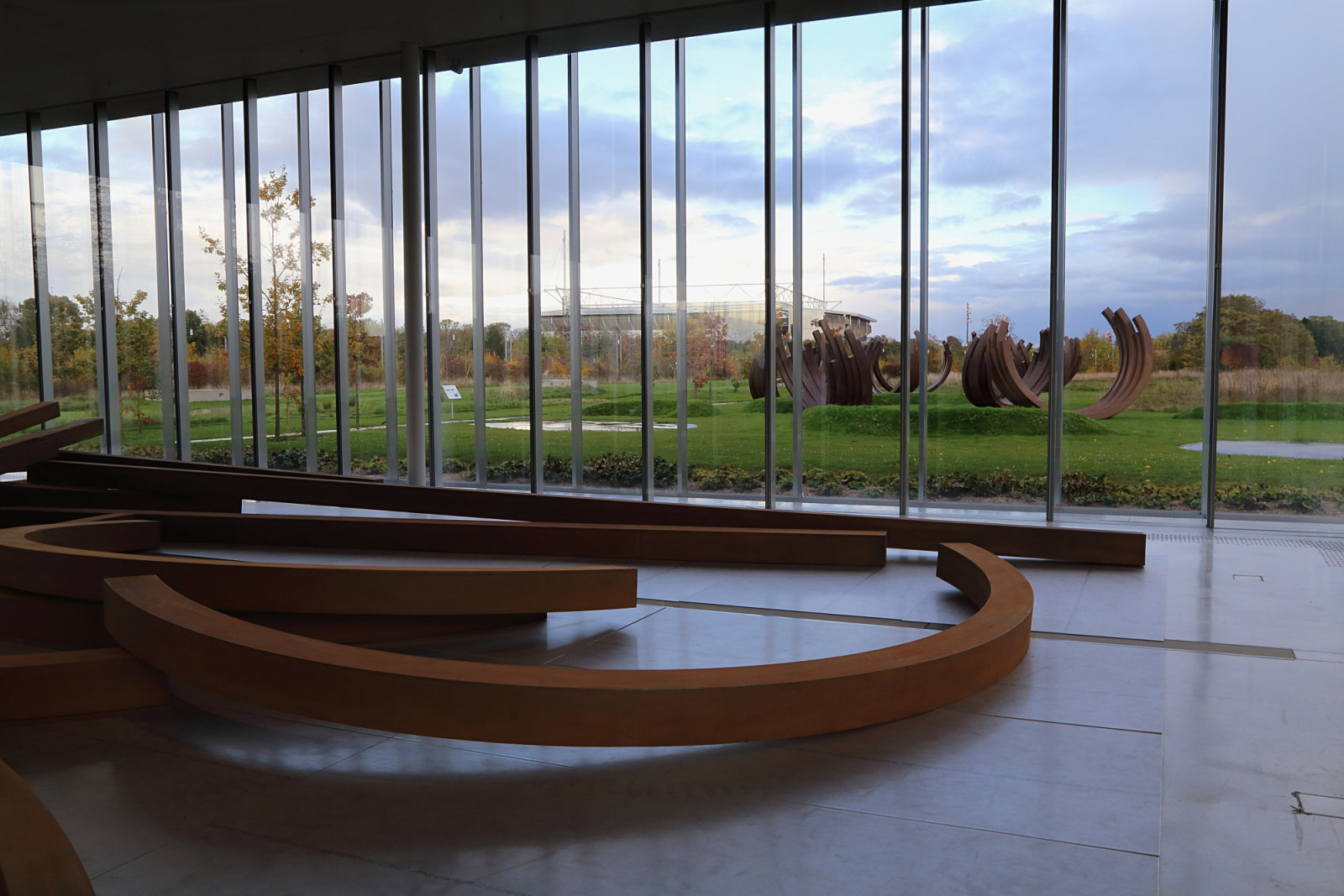 Extensive glazing and carefully calibrated skylights allow natural light to permeate exhibition spaces (Photo: WikiCommons)
