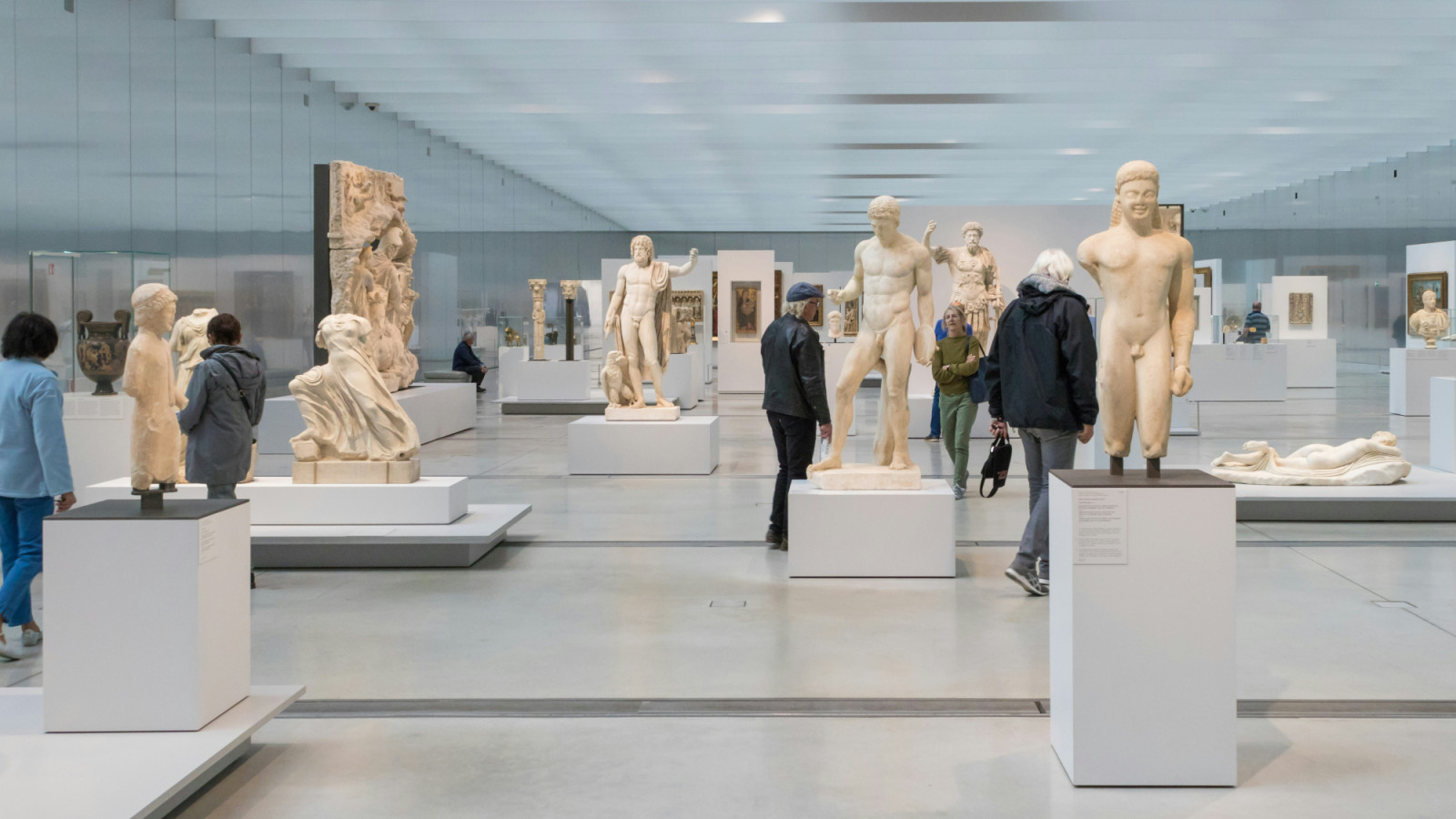 Artworks from different historical periods are presented in a continuous chronological sequence through the long, column-free space (Photo: Unsplash)
