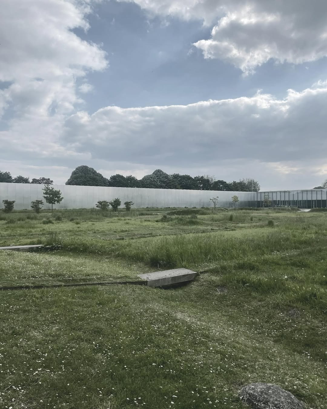 The low, horizontal profile of Louvre-Lens Museum an approximate height of six metres (Photo: Instagram / @odagold)