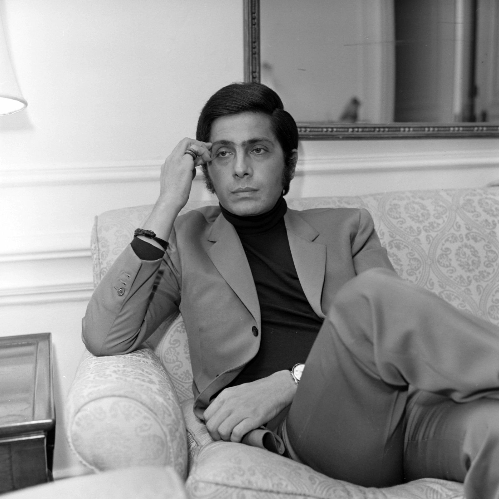Designer Valentino Garavani in 1967. (Photo: Nick Machalaba/WWD/Penske Media via Getty Images)