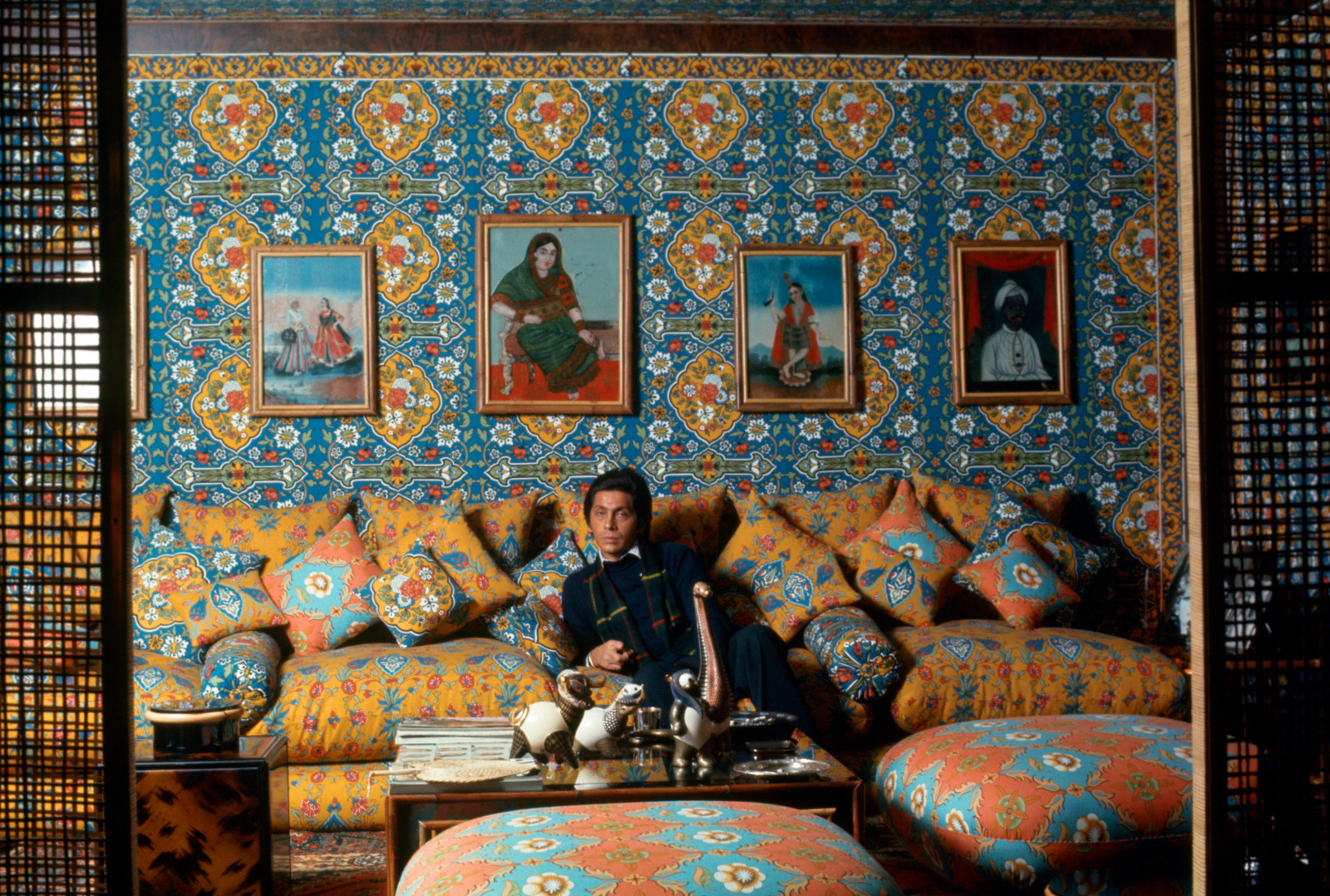 Italian fashion designer Valentino Garavani at his home in Rome in 1974. (Photo: Mondadori via Getty Images)