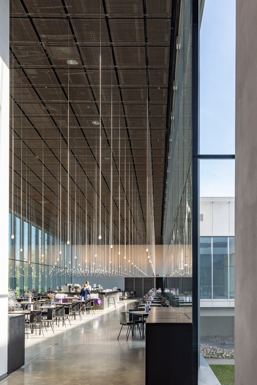 Daylight permeates through the extensive glazing (Photo: WikiCommons)
