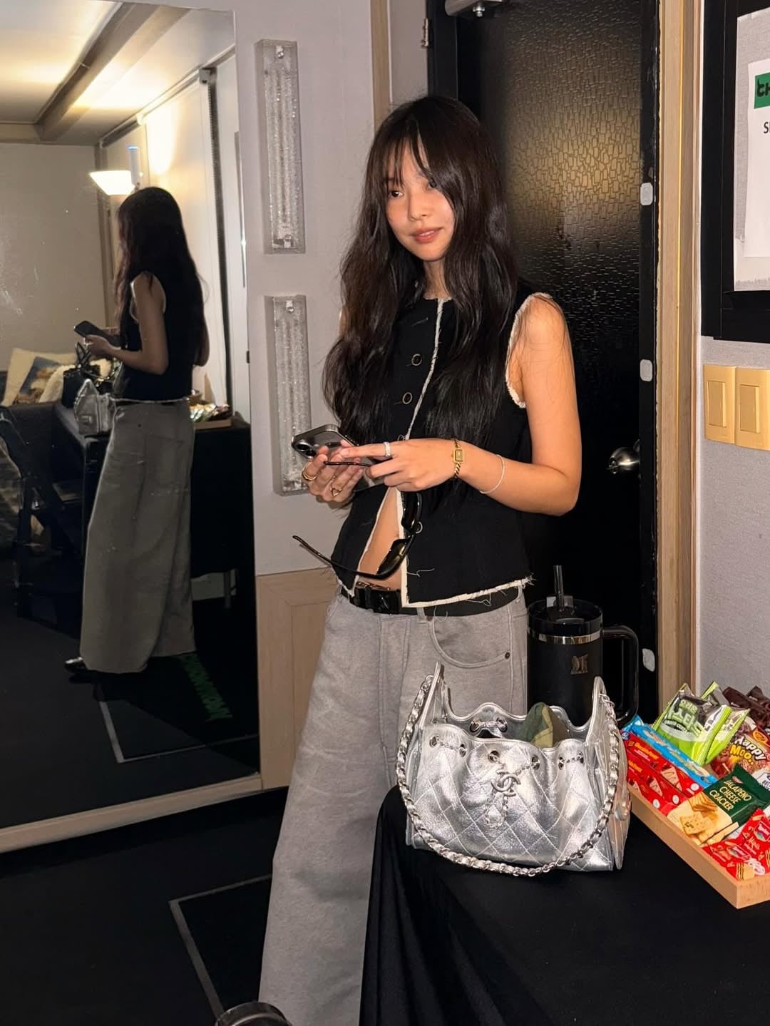 Jennie with the Chanel 25 handbag (Photo: Jennierubyjane/Instagram)