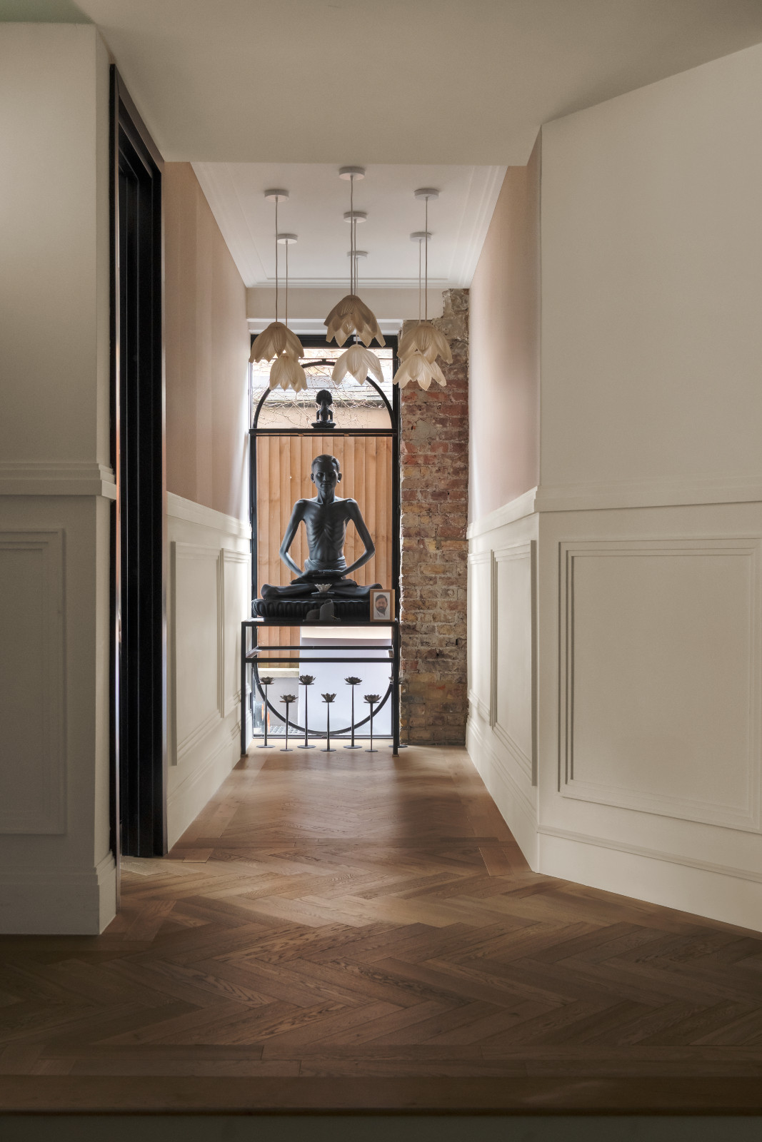 The blend of wabi-sabi elements and Indian craftsmanship on display in a London, England home designed by Aashni Kumar