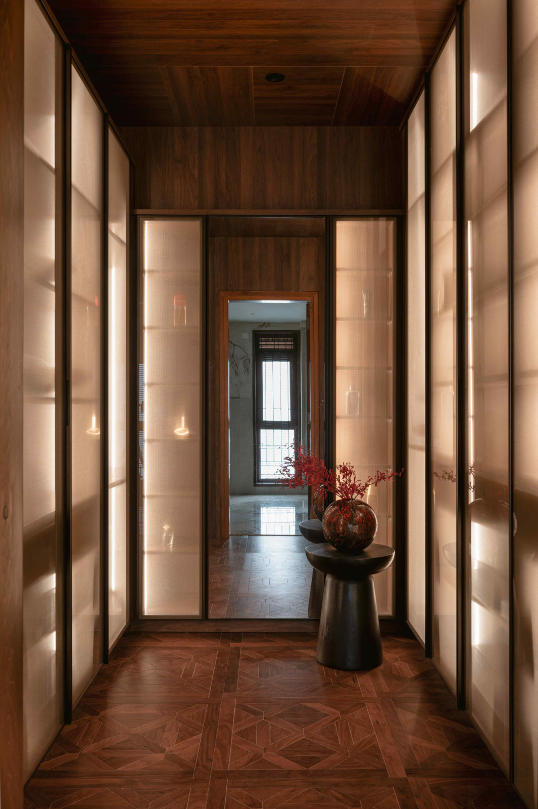 The walk-in wardrobe with textured glass shutters