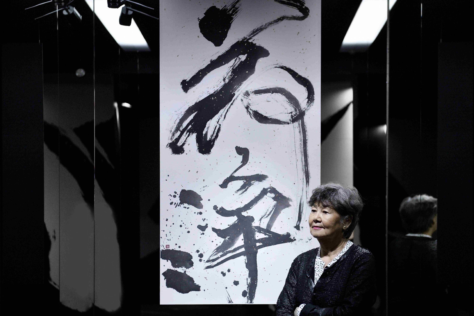 董陽孜女士與她的的書法作品。 (Photo: 自在工作室＠版權所有)