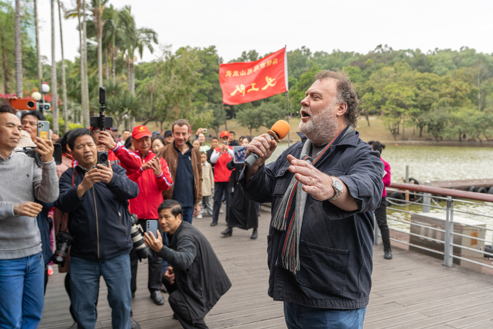 Bryn Terfel singing out and about on the streets of Shenzhen. (Photo: Verbier Festival)