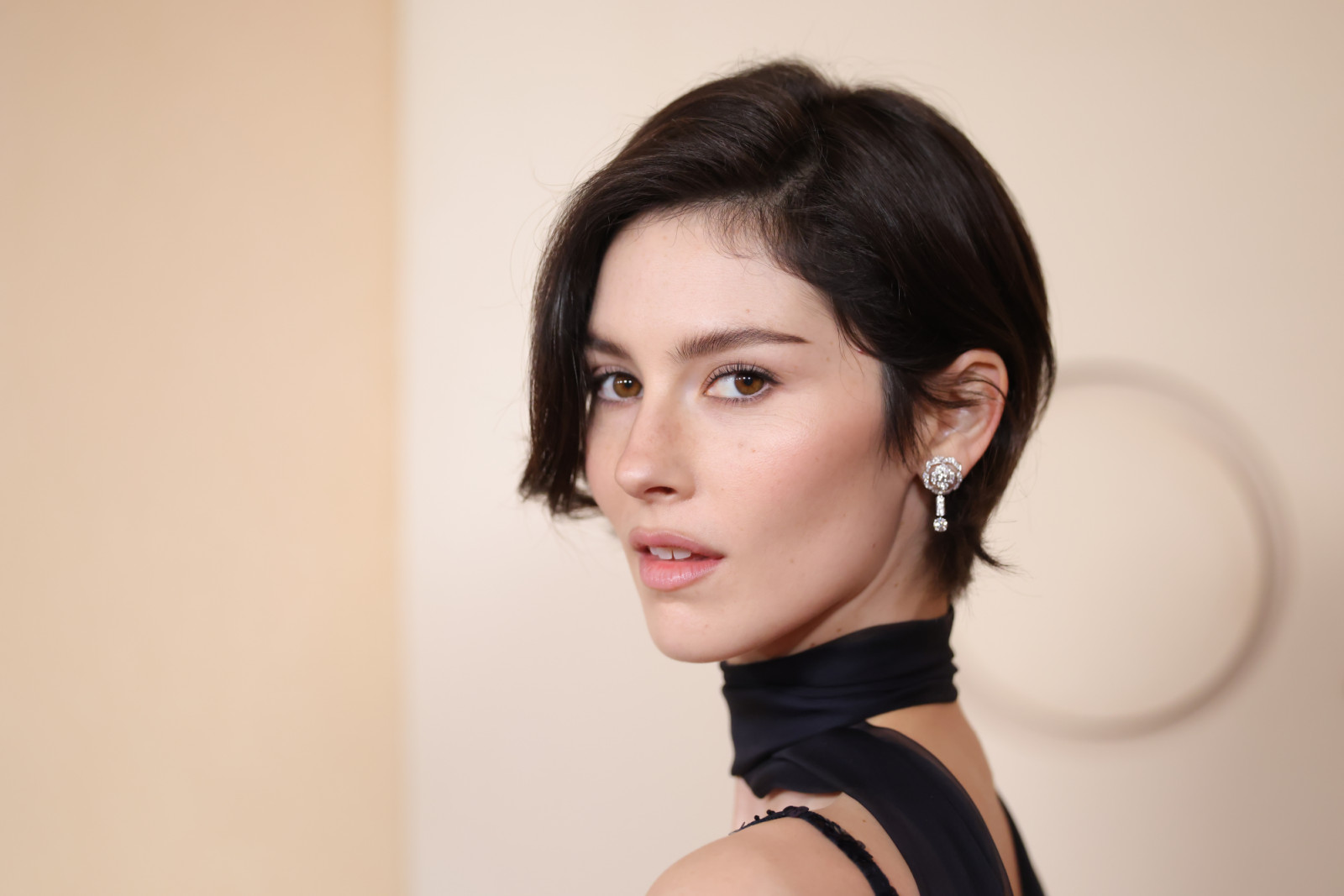 Gracie Abrams arrived in a two-piece black Chanel set with Chanel high jewellery, her short hair and soft makeup reflecting a youthful, refined Oscars beauty approach (Photo: Mike Coppola/Getty Images)