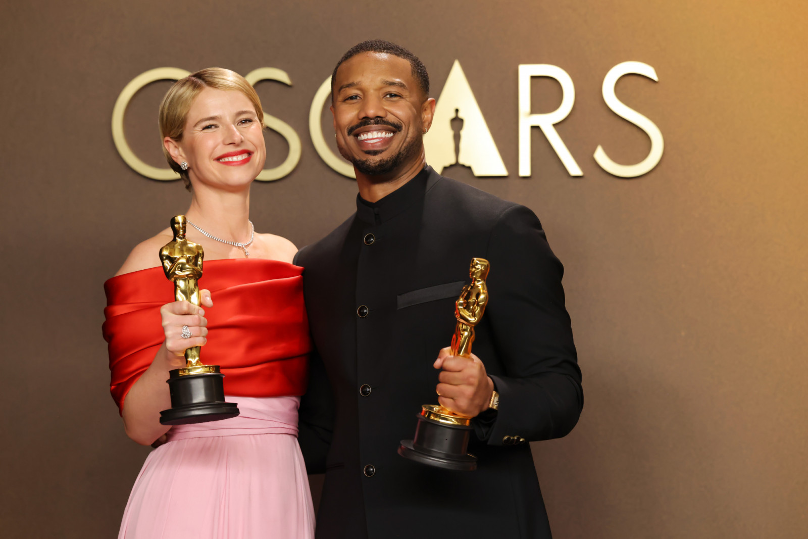 HOLLYWOOD, CALIFORNIA - MARCH 15: (L-R) Jessie Buckley, winner of the Best Actress Award for “Hamnet” and Michael B. Jordan, winner of the Best Actor Award for “Sinners”, pose in the press room during the 98th Oscars at Dolby Theatre on March 15, 2026 in Hollywood, California. (Photo by Mike Coppola/Getty Images)