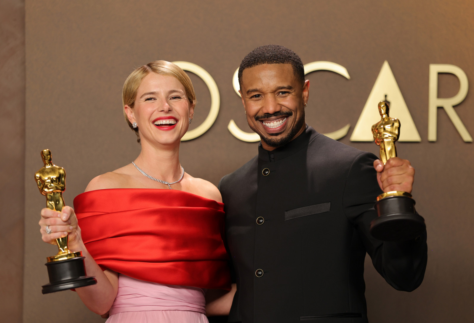 HOLLYWOOD, CALIFORNIA - MARCH 15: (L-R) Jessie Buckley, winner of the Best Actress Award for “Hamnet” and Michael B. Jordan, winner of the Best Actor Award for “Sinners”, pose in the press room during the 98th Oscars at Dolby Theatre on March 15, 2026 in Hollywood, California. (Photo by Brianna Bryson/Getty Images)