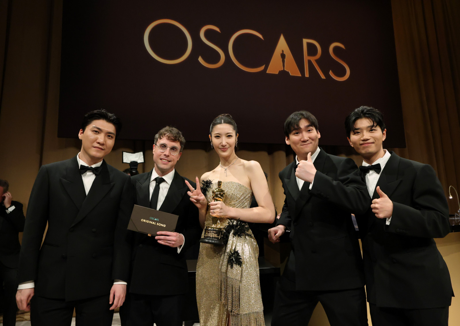 HOLLYWOOD, CALIFORNIA - MARCH 15: (L-R) ZHUN, Mark Sonnenblick, EJAE, NHD and Yuhan, winners of Music (Original Song) award for "Golden" from “KPop Demon Hunters", attend the 98th Oscars Governors Ball at Ovation Hollywood Complex on March 15, 2026 in Hollywood, California. (Photo by Arturo Holmes/Getty Images)
