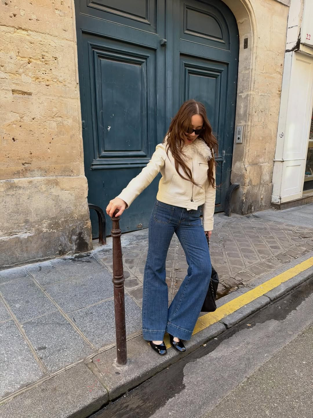 Denim and a cropped jacket create a balanced silhouette that reflects Laufey’s vintage-leaning approach to casual dressing (Photo: laufey/Instagram)