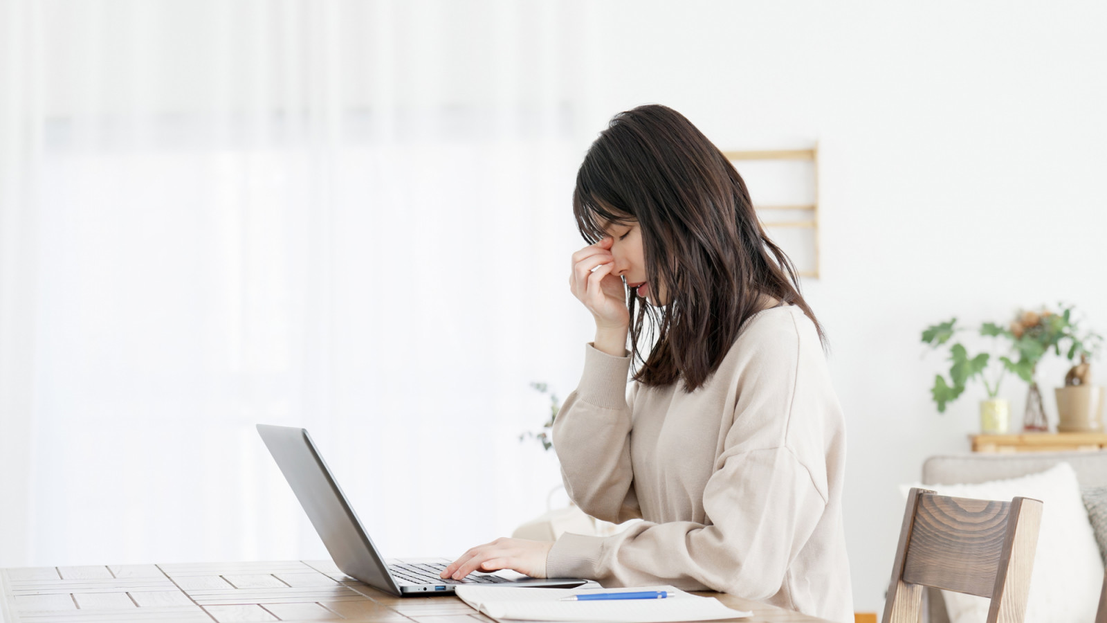 A woman who feels eye strain from working on a computer