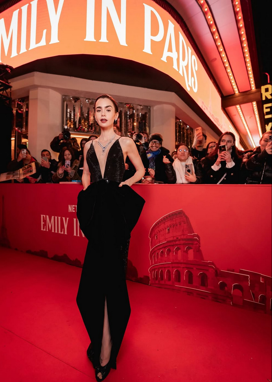 Lily Collins tỏa sáng trong bộ váy Armani Privé tại buổi ra mắt toàn cầu mùa thứ năm của "Emily in Paris" ở Paris