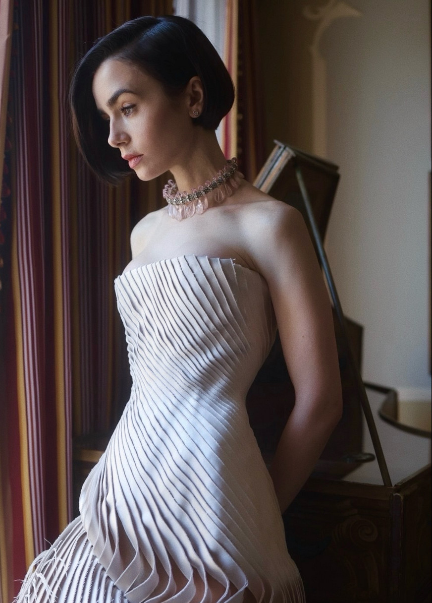 Lily Collins diện trang phục Haute Couture của Schiaparelli tại buổi chụp ảnh quảng bá phim "Emily in Paris" ở Venice